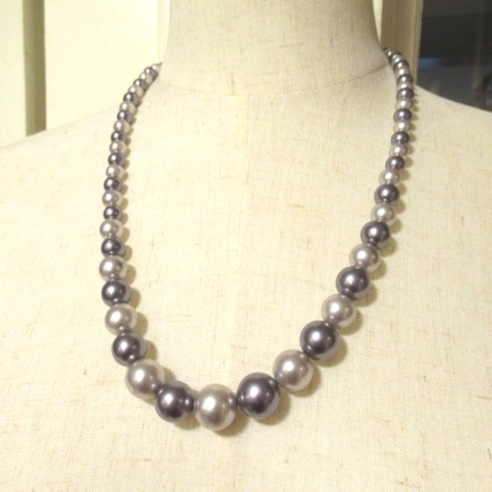 Graduated Acrylic Pearl necklace